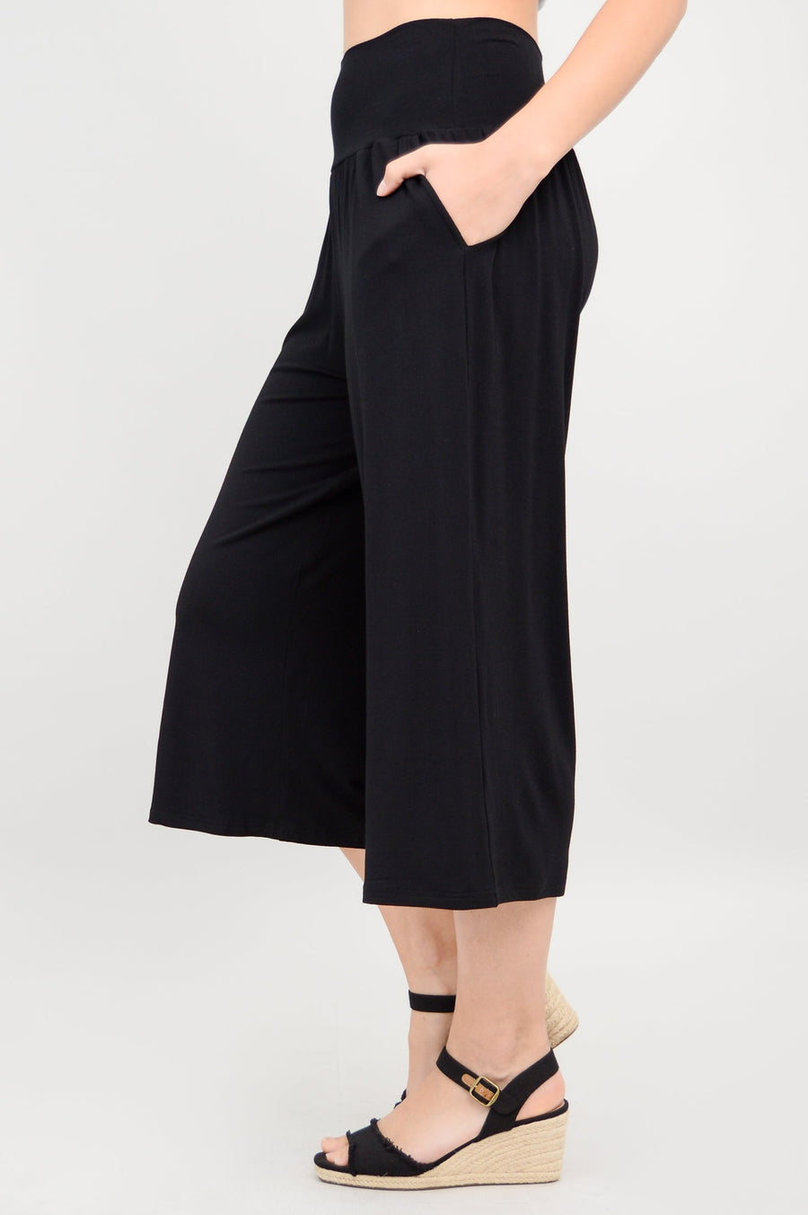 Gaylene Capri in Black