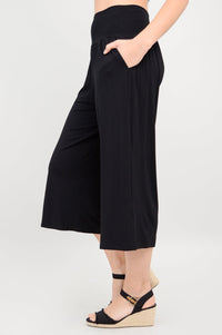 Gaylene Capri in Black