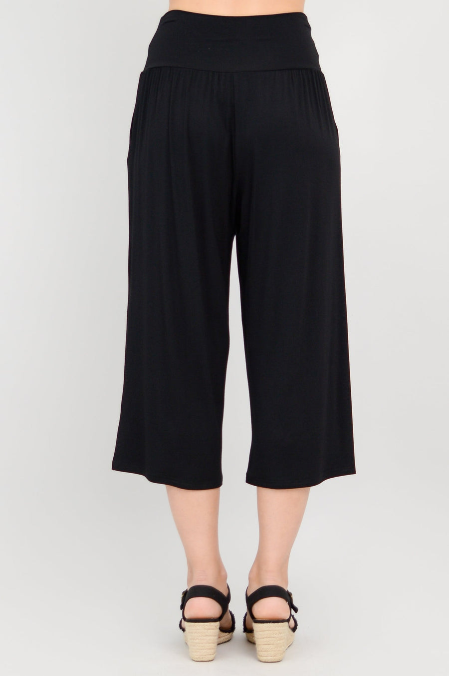 Gaylene Capri in Black