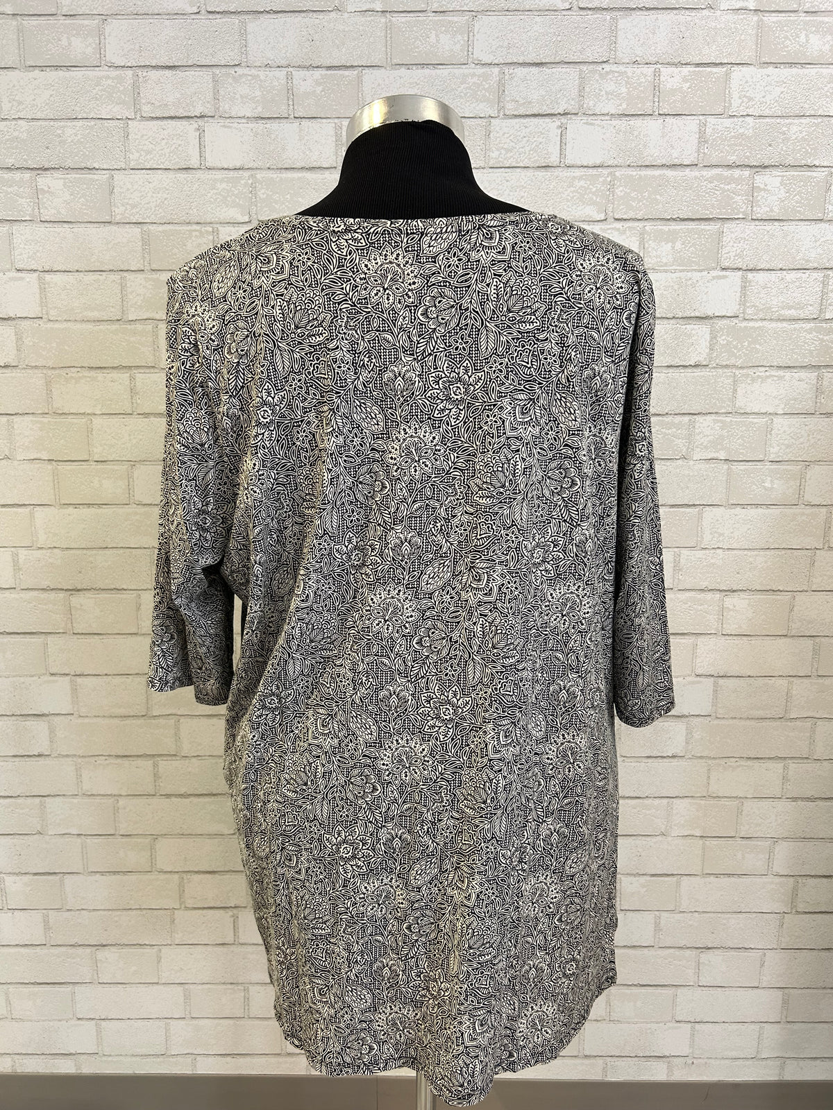 Black & White Paisley Tee - PureJill