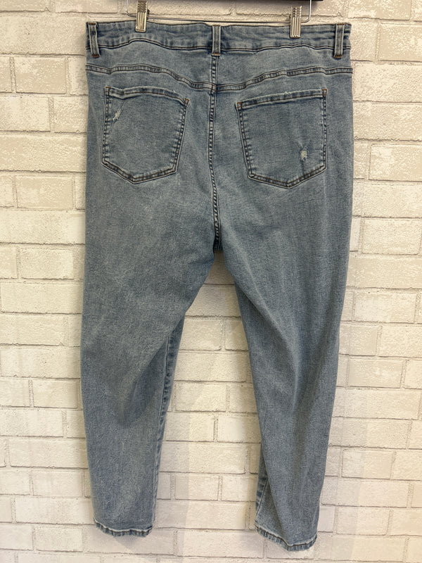 Light Wash Slim Cut Jeans - Universal Standard