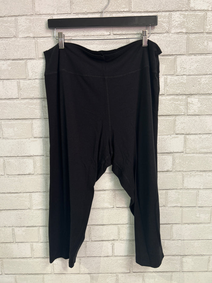 Black Bamboo Capri Leggings - Blue Sky