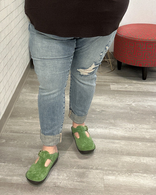 Mid-Rise Destroyed Knee Cuffed Long Boyfriend Jean
