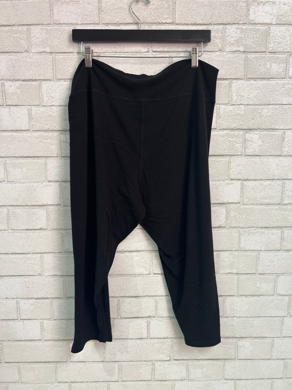 Black Bamboo Capri Leggings - Blue Sky