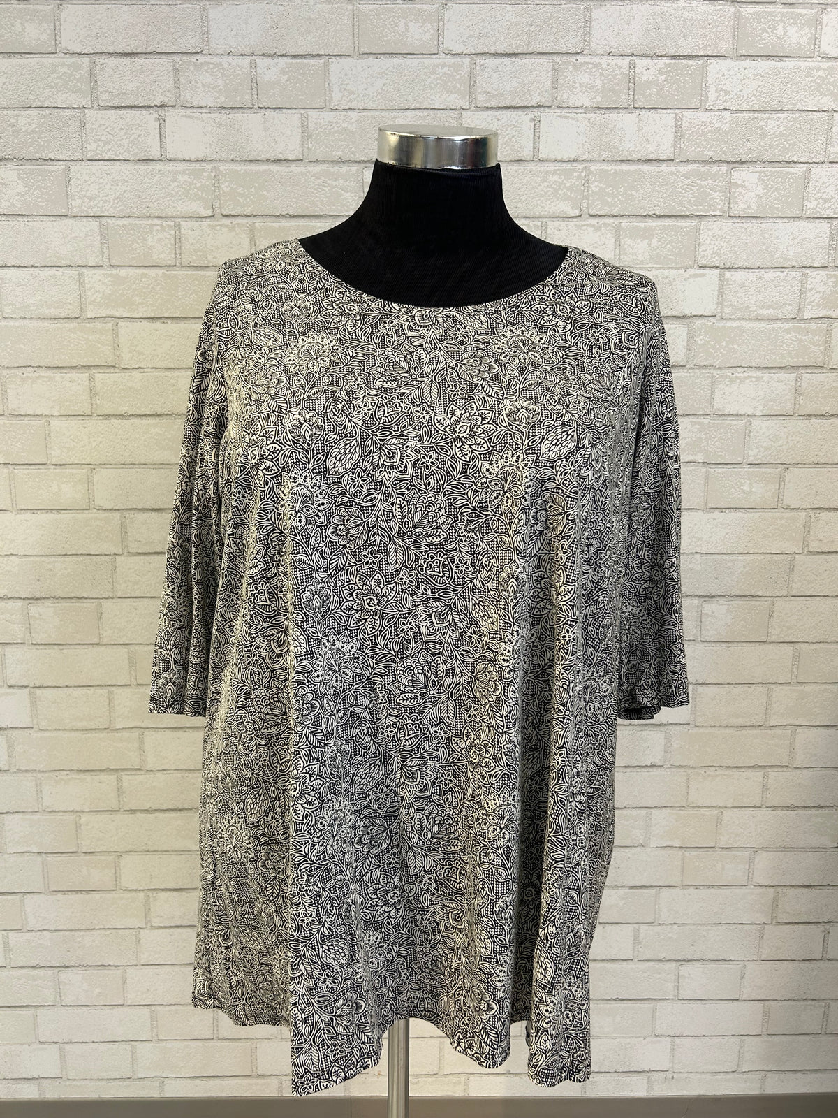 Black & White Paisley Tee - PureJill